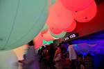 呼応する球体と夜の魚達 チームラボ 相模湾ゾーンえのすい.jpg